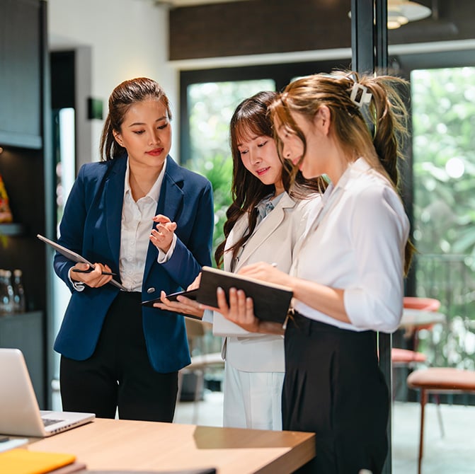 women-collaborating-in-modern-office